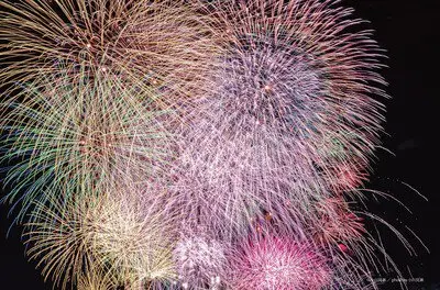 데가누마 불꽃축제 2026 — 각 회장에서 컨셉이 다른 불꽃이 쏘아 올려져요