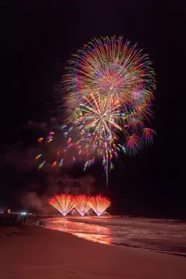 이치노미야정 낙연 불꽃축제 — 해변을 붉게 물들이는 수중 불꽃