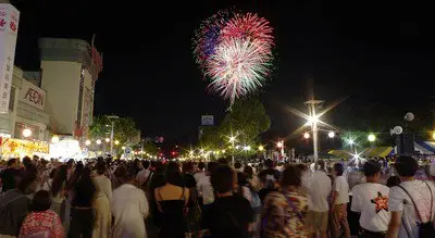 야사 도가네축제 — 약 250발의 불꽃이 축제의 피날레에 쏘아 올려져요