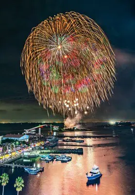 제79회 기사라즈항 축제 불꽃대회 — 나카노시마 대교를 배경으로 밤하늘을 물들이는 대륜의 스타마인