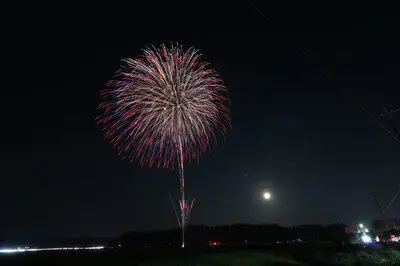 달과 불꽃이 공연하는 환상적인 밤