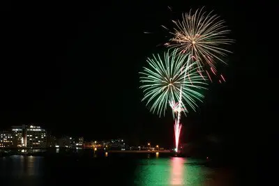 港町の静寂を破る鮮やかな一閃
