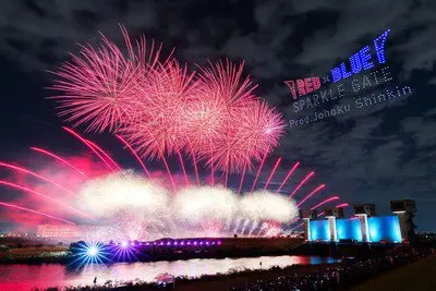 北区花火会 RED×BLUE SPARKLE GATE 夜空を埋め尽くす色鮮やかな大輪の花火