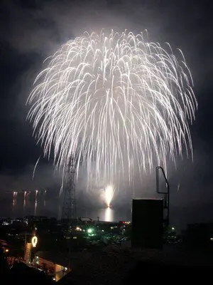제74회 사가미호 호상축제 불꽃축제 — 다양한 구성으로 약 4000발이 발사되는 불꽃