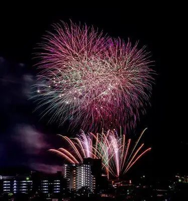 유가와라 온천 해상 불꽃축제 - 보라색과 초록색 빛이 겹치는 다이내믹한 발사