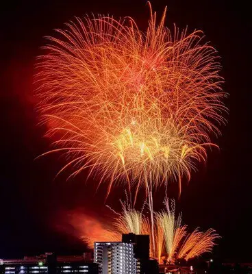 まばゆい赤の花火が夜空を燃やすように広がる