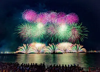 横浜グリーンエクスポ応援 みなとみらいフェスティバル 国内有数の港町・横浜で盛大に花火が打ち上げられる