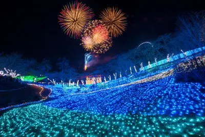 さがみ湖イルミリオン カウントダウン2026 年越しの瞬間には夜空に大輪の花火が打ち上げられる