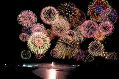 미래로 이어지는 가와구치 축제 대불꽃대회 밤하늘에 피어나는 대형 뮤직 스타마인이 압권의 피날레를 장식합니다