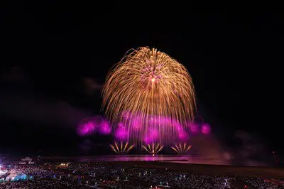 夜空を染める豪華な尺玉と観客のにぎわい