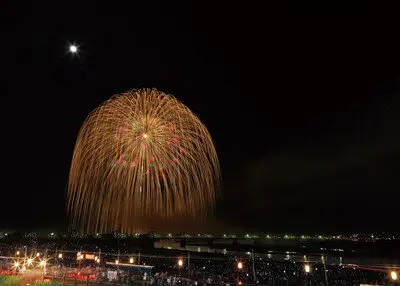 나가오카 축제 대불꽃대회 다른 곳에서는 보기 힘든 대형 불꽃의 경연을 즐길 수 있습니다