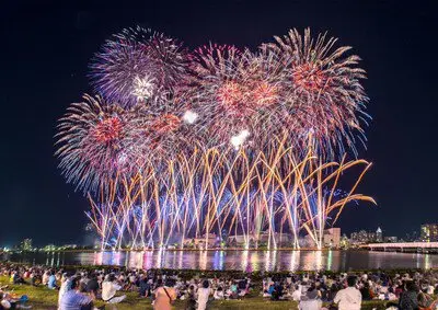 니가타 축제 불꽃축제 - 니가타 축제의 특징인 '도심 불꽃'을 즐길 수 있다