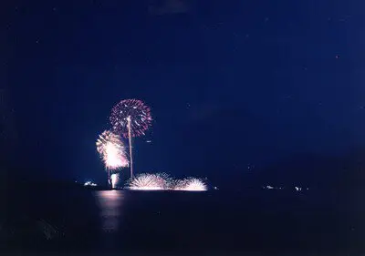 湖面に映る花火が幻想的な光景を演出