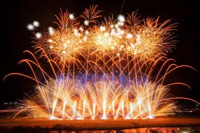 제62회 이사와 온천 불꽃축제: 1만 발의 불꽃이 후에후키의 밤하늘을 수놓습니다
