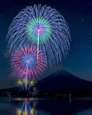HANABI MAGIC(煙火魔法) 富士・山中湖 2026:以富士山稜線為背景為夜空增色的鮮豔大輪煙火