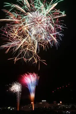 제95회 신슈 지쿠마시 지쿠마가와 낙량 불꽃축제: 불꽃과 함께 회장 주변에 늘어선 약 100개의 야시장도 즐기고 싶습니다