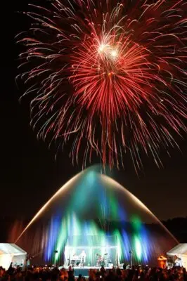 제59회 이이즈나 화제(火祭): 피날레를 향해 발사 불꽃·나이아가라 불꽃이 호면을 수놓습니다