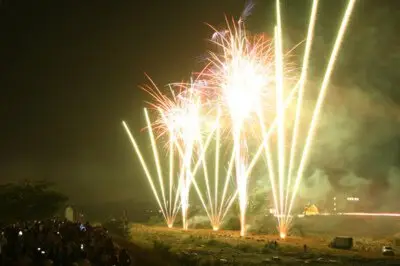 제69회 이나 축제 불꽃축제: 통쾌하게 만개하는 불꽃을 마음껏 즐길 수 있습니다