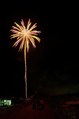 夜空へ一直線にのびる光の道