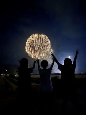 仲間と見上げた思い出の夏の夜