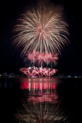 A fantastic scene painted by fireworks reflected on the water surface