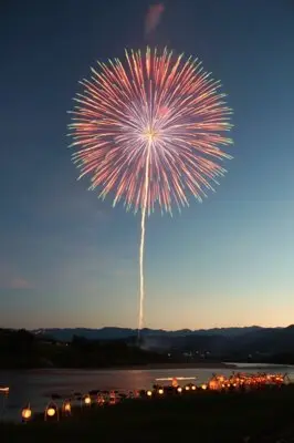 이다 토기마타 등불 흘리기 불꽃축제 전통적인 등불 흘리기와 대형 불꽃이 볼거리다