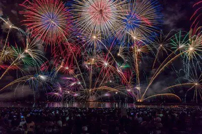 제77회 등불흘리기와 대화화축제 해면을 달리는 수중 불꽃은 볼거리 중 하나