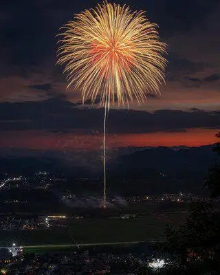 夕暮れの空に咲く一輪の大輪花火※画像はイメージ