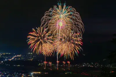 色とりどりの花火が連なる華やかな共演 ※画像はイメージ