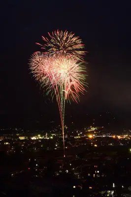 불의 축전 제68회 도키시 오리베 축제: 많은 불꽃이 여름 밤하늘을 수놓습니다