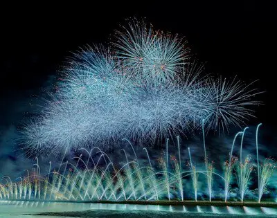 夜空に大輪を咲かせる清涼感あふれる青い花火