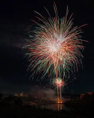 제67회 미즈나미 미노 겐지 칠석 축제: 미즈나미 기원 대불꽃축제: 정교하게 연출된 무대와 불꽃의 경연은 꼭 봐야 합니다