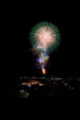 히다 도겐교 쿠구노 낭랑 여름 축제: 쿠구노 대불꽃: 밤하늘에 어우러지는 선명한 발사 불꽃
