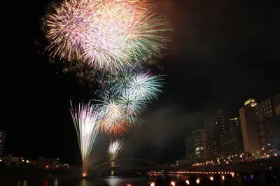 제79회 누마즈 여름축제·가노가와 불꽃축제 도카이 지역 도심 불꽃축제 중 최대 규모