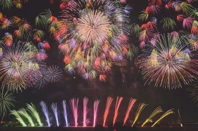 제39회 오이가와 대불꽃축제 약 1만 발의 불꽃이 밤하늘로 쏘아진다