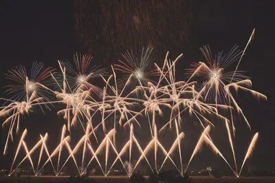 幾何学的に並ぶ火花の演出も見どころ