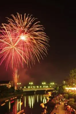 안진 축제·등롱 흘려보내기 발사 불꽃 800발의 불꽃이 축제의 피날레를 장식한다