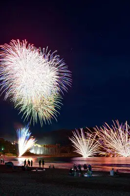 제49회 유미가하마 불꽃축제 활 모양의 아름다운 백사장에서 쏘아지는 불꽃을 여유롭게 감상할 수 있다