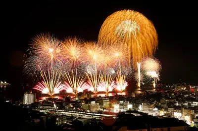 제80회 안진 축제 바다 불꽃축제 색색의 불꽃이 밤하늘에 빛난다