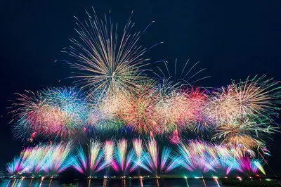 토이 서머 페스티벌 해상 불꽃: 나이아가라의 압도적인 위용이 관객을 압도합니다