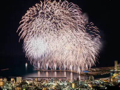 夜景とともに夜空を彩るフィナーレの花火