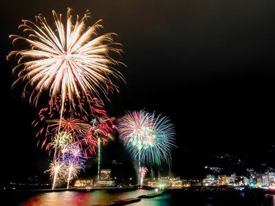 冬季熱海海上花火大会 迫力の大音響と夜空に広がる大輪の花火