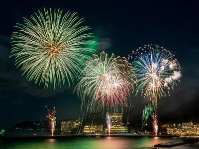 春季熱海海上花火大会