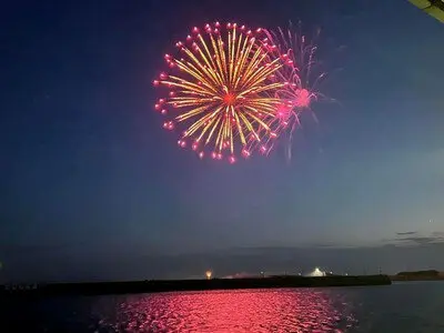 隨性Cook・東海OnAir蟲眼鏡・魚一番 presents 第36回豐濱煙火大會 750發煙火點綴祭典夜空