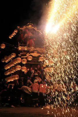 大足區祭禮（大足蛇車祭） 氣勢洶洶噴發的手筒煙火令人讚嘆