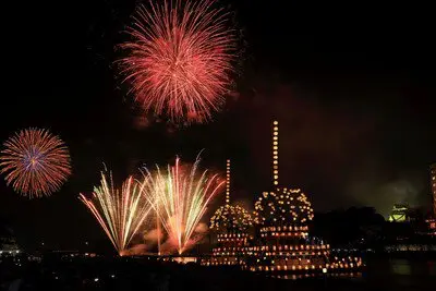 오카자키 성하 이에야스 공 여름축제 제78회 불꽃축제 — 미카와 불꽃의 발상지에서 이어져 온 불꽃 장인의 장인 정신을 감상할 수 있습니다