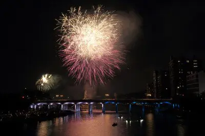 川面に映える華やかな花火
