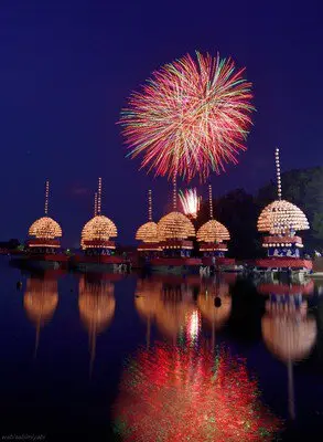 提灯船と夜空に広がる大輪の花火
