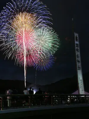 고유 여름축제 — 오토와강 강변이 불꽃 발사장으로 바뀝니다