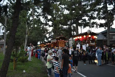 通りを埋め尽くす人々と祭りの灯